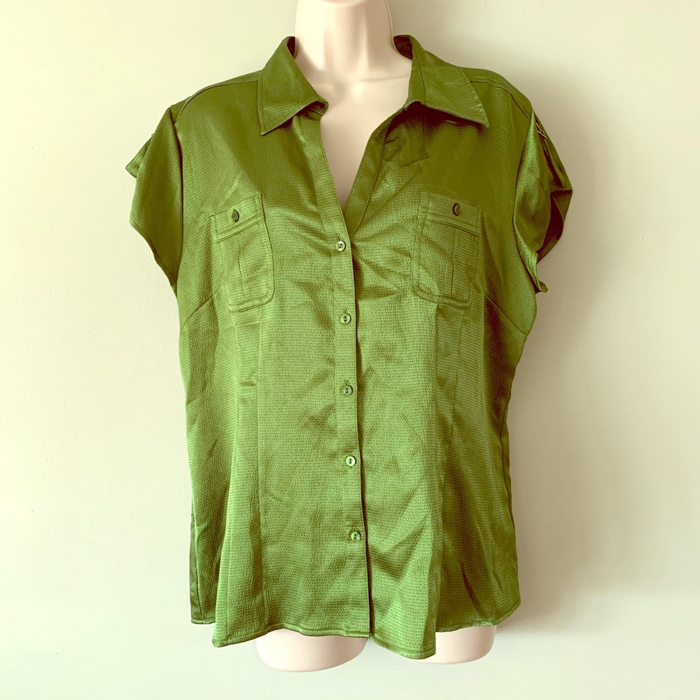 🦋3/$20 Apt. 9 Forest Green Buttoned Down Top